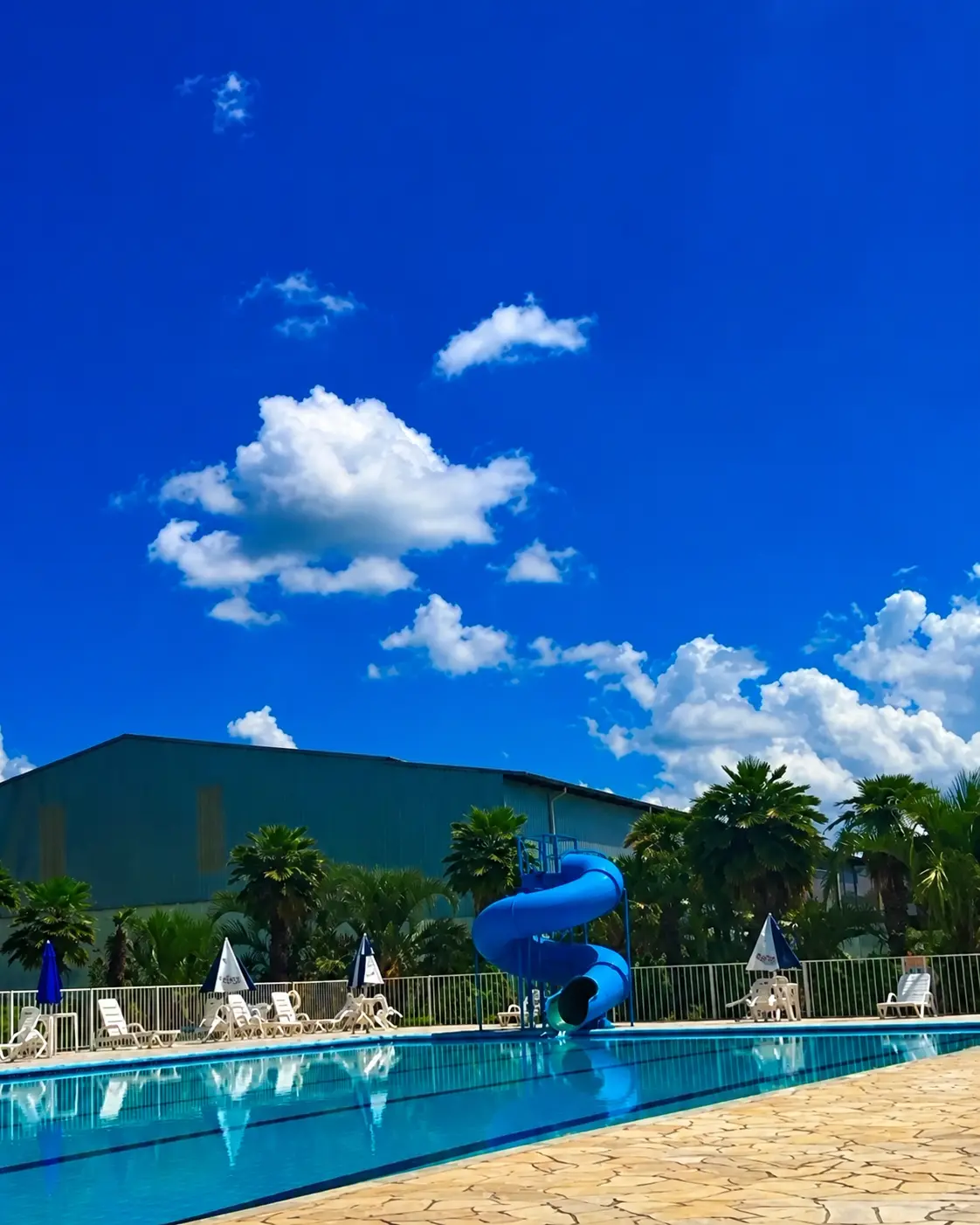 Área de piscinas do Canoinhas Tênis Clube