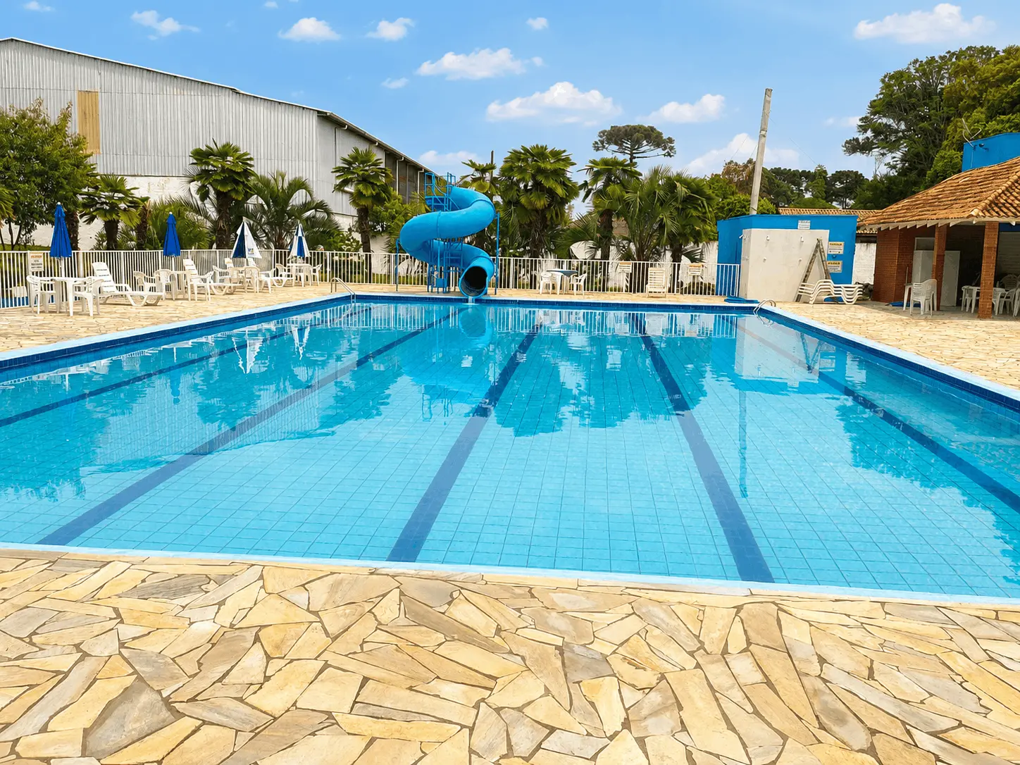 Área das piscinas do clube